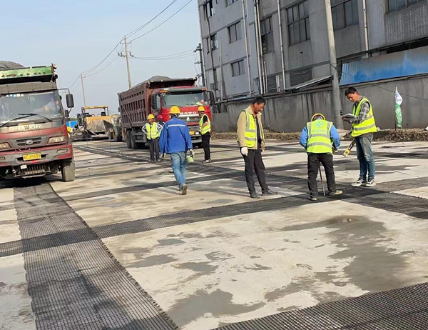 黄冈老材料的新故事：玻璃纤维土工格栅如何在‘白改黑’浪潮中重获新生？